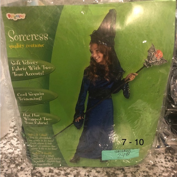 Costumes - Picture 2 of 7